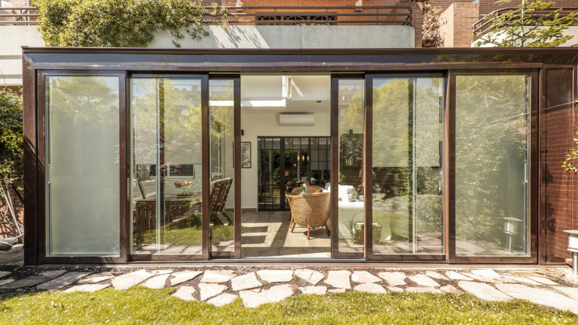 Véranda aluminium : un investissement durable qui valorise votre maison à Villefranche-de-Rouergue